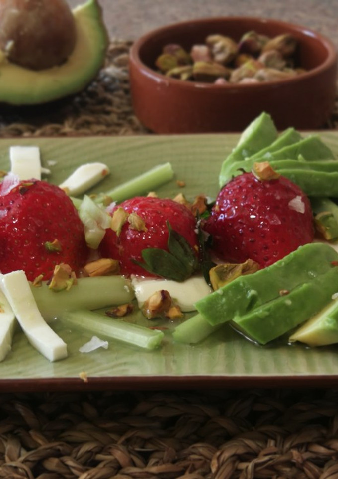 Una foto de Ensalada de queso Burgos y fresas