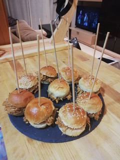 Una foto de Pulled pork BBQ burguers