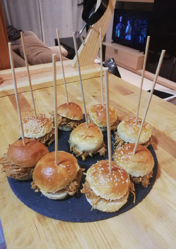 Una foto de Pulled pork BBQ burguers