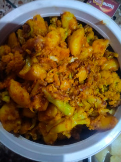 गोभी आलू (gobi aloo recipe in Hindi) रेसिपी मुख्य फोटो