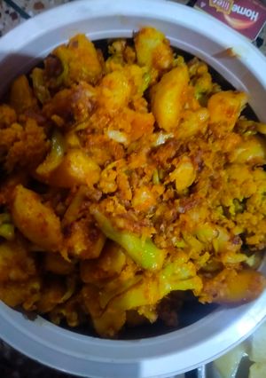 गोभी आलू (gobi aloo recipe in Hindi) रेसिपी मुख्य फोटो