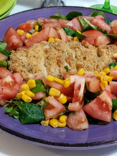 Una foto de Ensalada con crujiente de pollo al horno