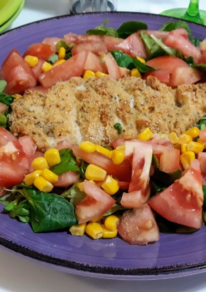 Una foto de Ensalada con crujiente de pollo al horno