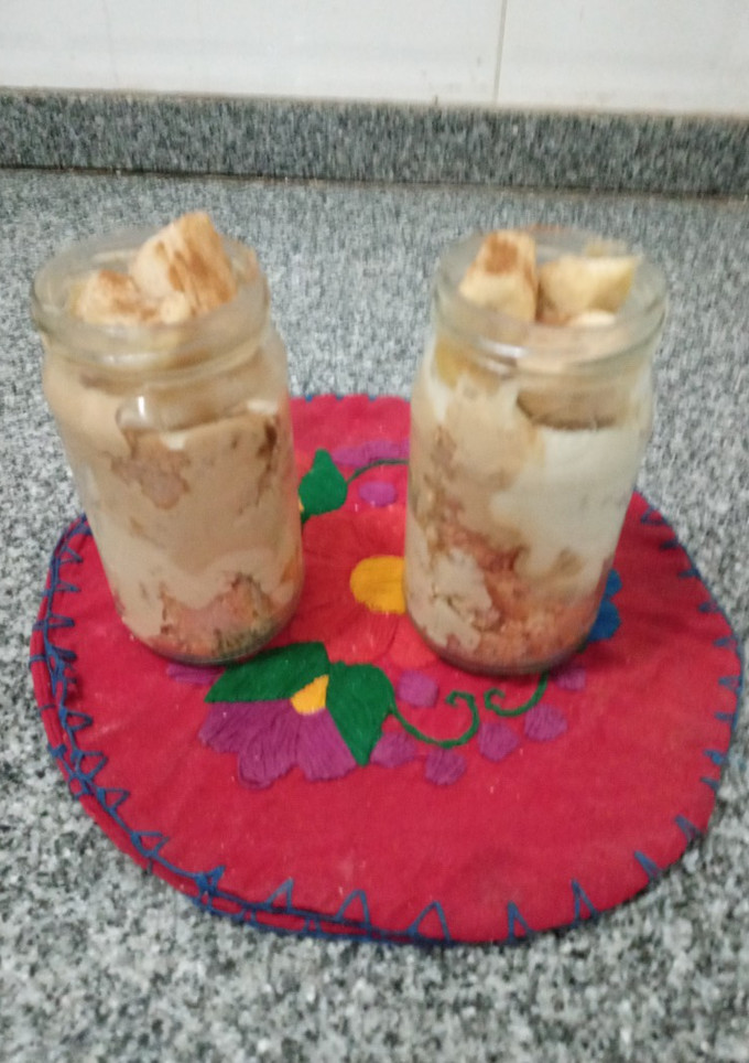 Una foto de Cheesecake en frascos.De dulce de leche, banana y canelay de café