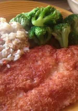 A picture of Panko fried chicken and siracha sauce!.