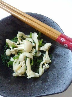 A picture of Spinach and Mushroom with Shiro-dashi and Wasabi.