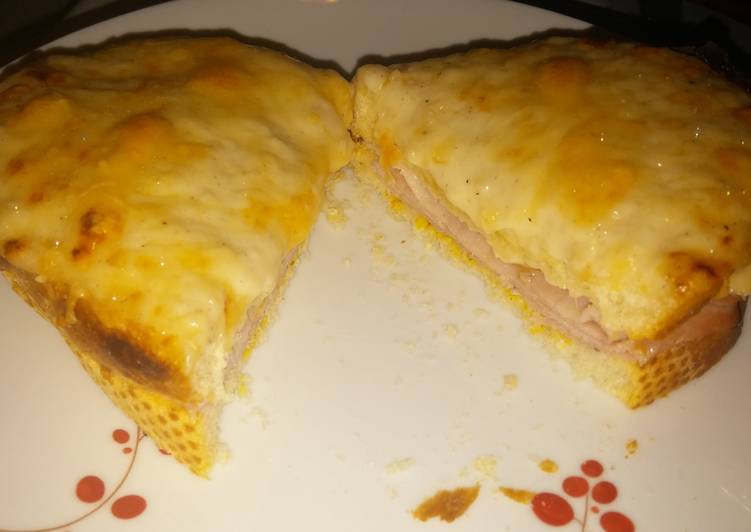 Croque Monsieur (Hot ham sandwich)