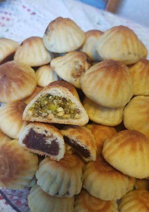A picture of Maamoul with Flour.