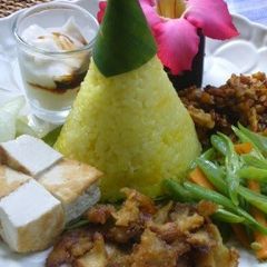 A picture of Indonesian Nasi Kuning.
