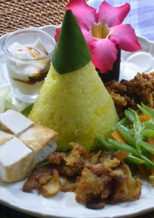 A picture of Indonesian Nasi Kuning.