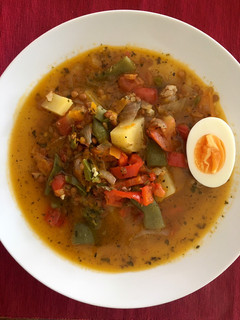 Una foto de Lentejas con verduras al Curry y a la Picada de Almendra
