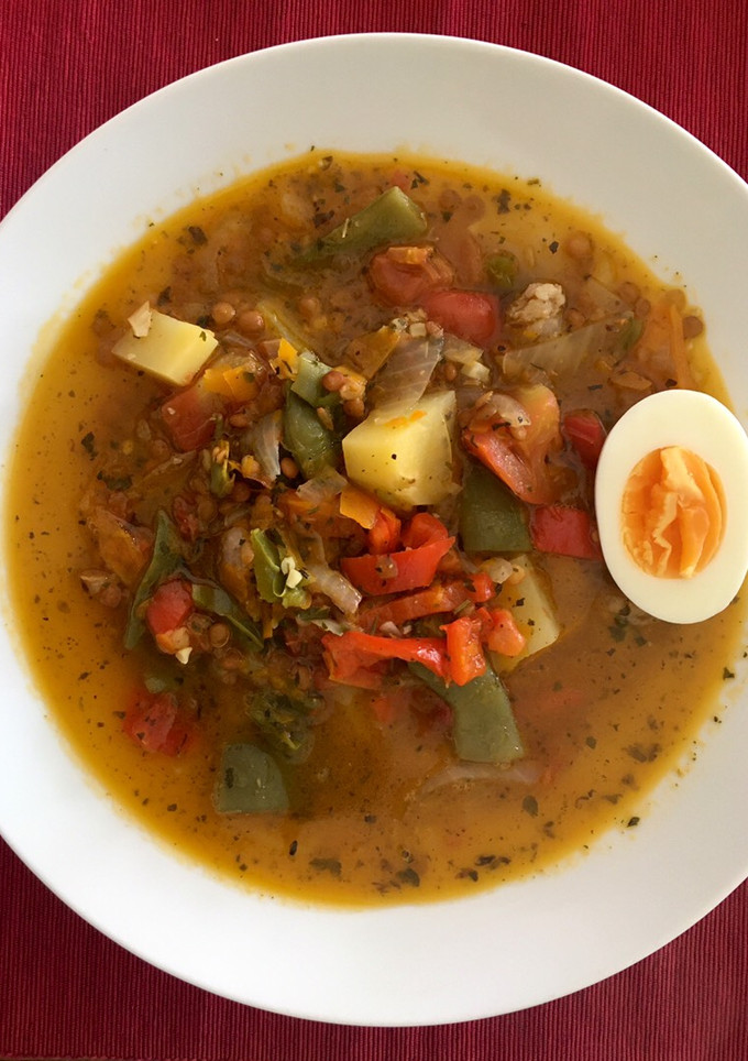 Una foto de Lentejas con verduras al Curry y a la Picada de Almendra