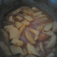 A picture of Delicious tomatoes with potatoes.