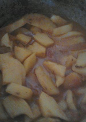 A picture of Delicious tomatoes with potatoes.