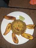 Arroz de marisco mixto con tajadas de plátano maduro