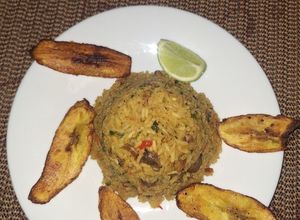 Una foto de Arroz de marisco mixto con tajadas de plátano maduro