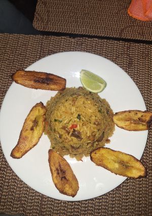 Una foto de Arroz de marisco mixto con tajadas de plátano maduro