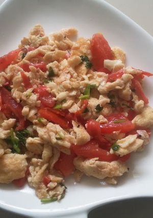 A picture of Healthy eggs and tomatos.