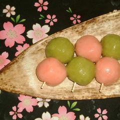 A picture of Flower Viewing Mochi Dumplings.