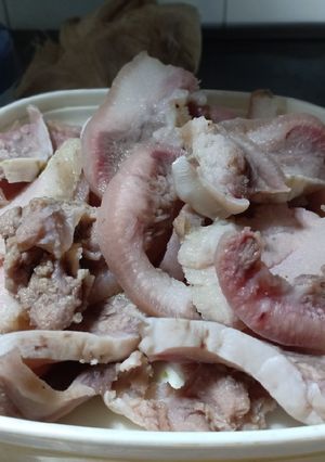Hình của món Thịt đầu heo luộc với canh nấm kim châm keto.