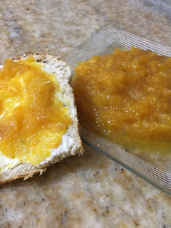 Una foto de 🍊🍋Mermelada de naranja y manzana con canela