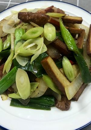 蒜苗豆干鹹豬肉 的食譜成品照片