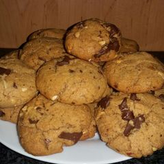 A picture of Crunchy Peanut Butter and Chocolate Cookies.