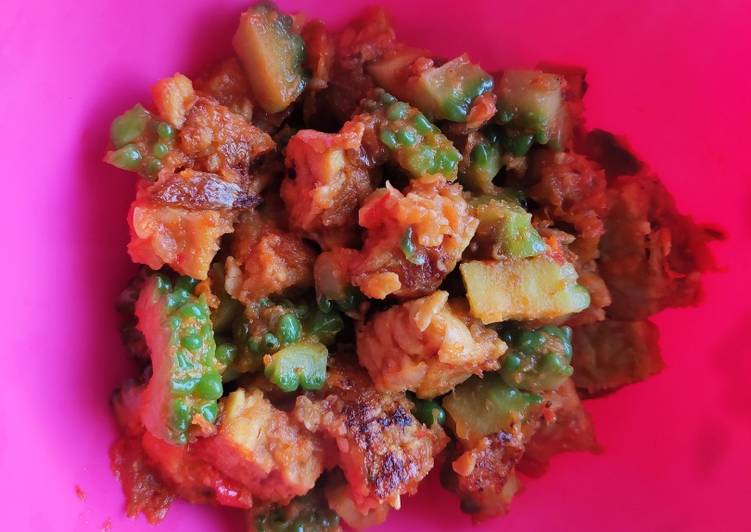 Tumis paria dengan tempe