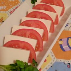 A picture of Caprese-Style Salad with Tomato & Drained Tofu.