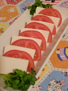 A picture of Caprese-Style Salad with Tomato & Drained Tofu.