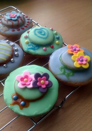 A picture of Vickys Easter Bonnet Cookie Decorating Idea.