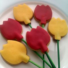 A picture of Vickys Easter Tulip Cookie Pops, GF DF EF SF NF.
