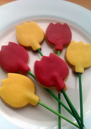 A picture of Vickys Easter Tulip Cookie Pops, GF DF EF SF NF.