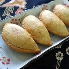 A picture of content of chicken pastel.