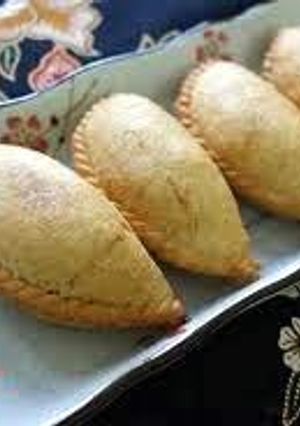 A picture of content of chicken pastel.