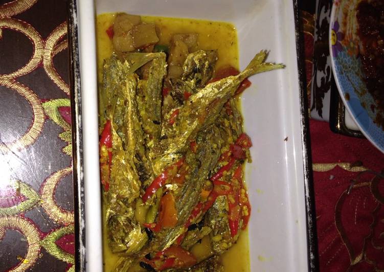Cara mengolah Bumbu kuning ikan selar pedas manis Lezat