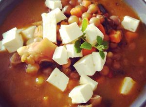Una foto de Quinchonchos (gandules) con paticas de cochino