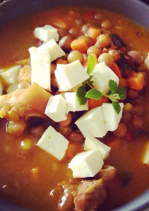 Una foto de Quinchonchos (gandules) con paticas de cochino