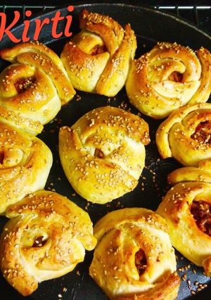 A picture of Wheat flour rose buns.