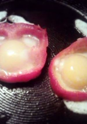 A picture of red bell pepper w/ egg.