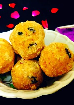 गुड़ वाले गेहूू के आटे के  लड्डू रेसिपी मुख्य फोटो