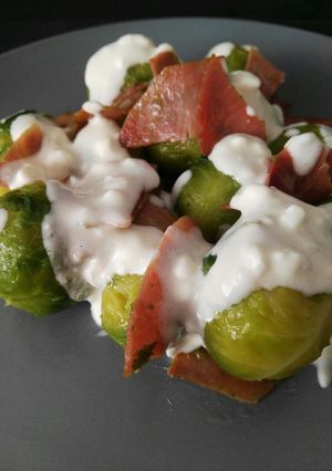 Una foto de Coles de Bruselas al ajillo con jamón y salsa de queso