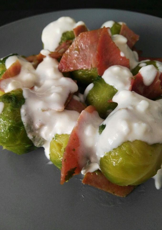 Una foto de Coles de Bruselas al ajillo con jamón y salsa de queso