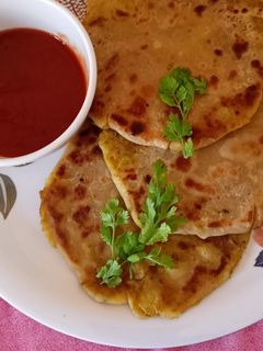 આલુ પરાઠા (Aloo Paratha Recipe In Gujarati) રેસીપી મુખ્ય ફોટો