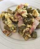 Habichuelas verdes con huevo y bacon