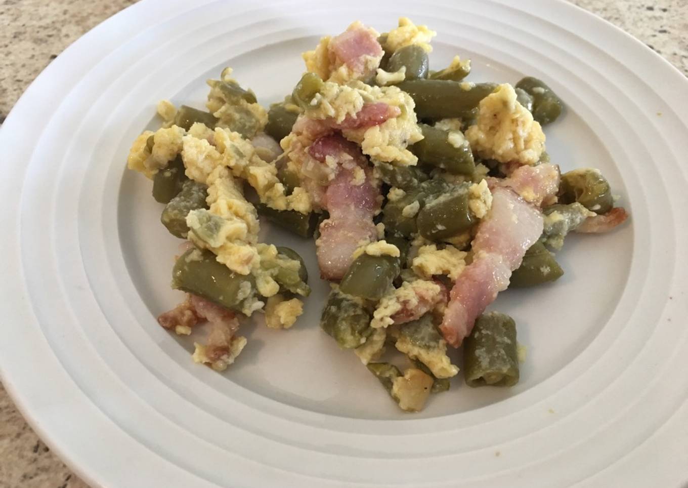 Habichuelas verdes con huevo y bacon