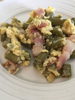 Una foto de Habichuelas verdes con huevo y bacon