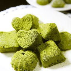 A picture of Mini Matcha Gateau au Chocolat in the Microwave.