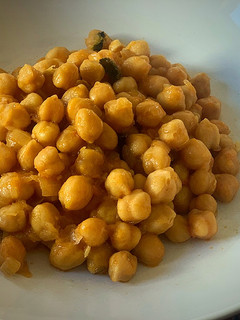Una foto de Garbanzos con ajo, tomate y hierbahuerto