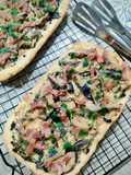 Coca trufada de jamón con crema de shiitake y parmesano